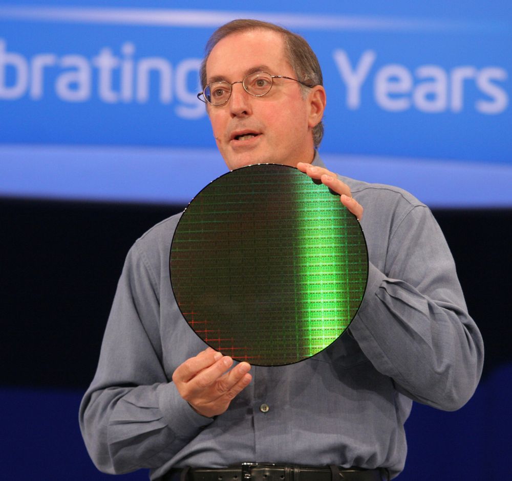 ALLT KLART:Intels toppsjef Paul Otellini viser frem en silisiumskive med hundrevis av Penryn-prosessorer som snart skal inne i nye PC-er