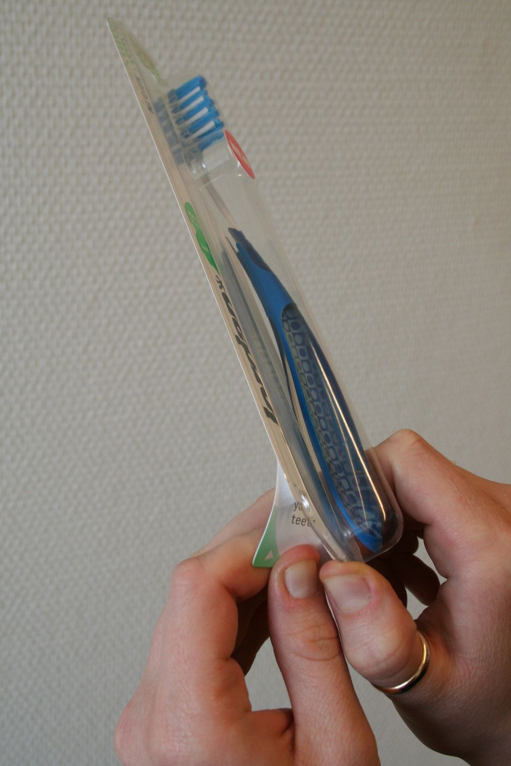ENKELT: Jordans nye tannbørsteemballasje er langt enklere å åpne enn før.