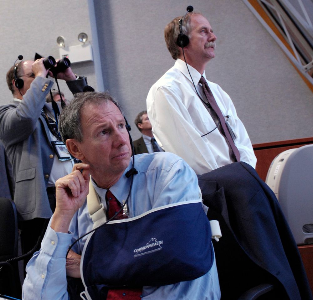 SPENT: NASA-leder Mike Griffin (foran) var spent i sekundene før Endeavour gikk til værs. Etterpå kalte han oppskytingen en knallsuksess.