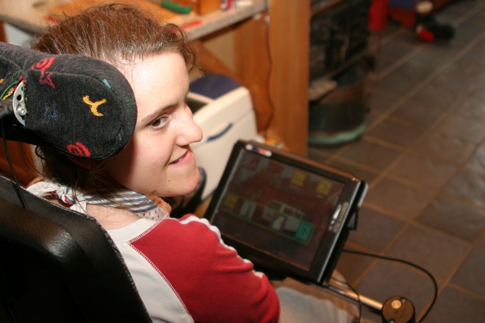 Silje Christensen (15) fra Stokke i Vestfold har Cerebral Parese. Med Rolltalk kan hun kommunisere, send e-mail, betjene stereoanlegg og DVD-spiller. Hun bruker joystick for å kjøre rullestollen, og med nakken betjener hun en bryter som betjener alle Rolltalkfunksjoner.