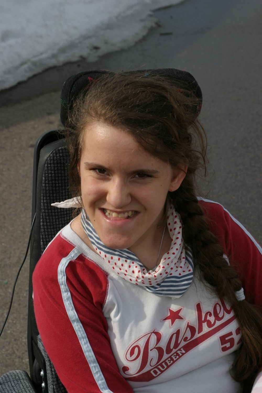 Silje Christensen (15) fra Stokke i Vestfold har Cerebral Parese. Med Rolltalk har hun fått et bedre liv.Nå kan hun kommunisere, sende e-mail, betjene stereoanlegg og DVD-spiller. Hun bruker joystick for å kjøre rullestollen, og med nakken betjener hun en bryter som hun betjener alle Rolltalkfunksjoner.