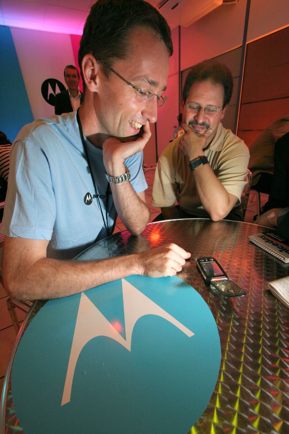 HUMOR 1: Kommuniser med en snakkende tegneseriefigur eller dukke på 3G-mobilen. Målet er å gjøre tjeneste mer "menneskelige" for folk flest. En Motorola-forsker viser applikasjonen til en journalist under Motorola Innovation Day i Paris.