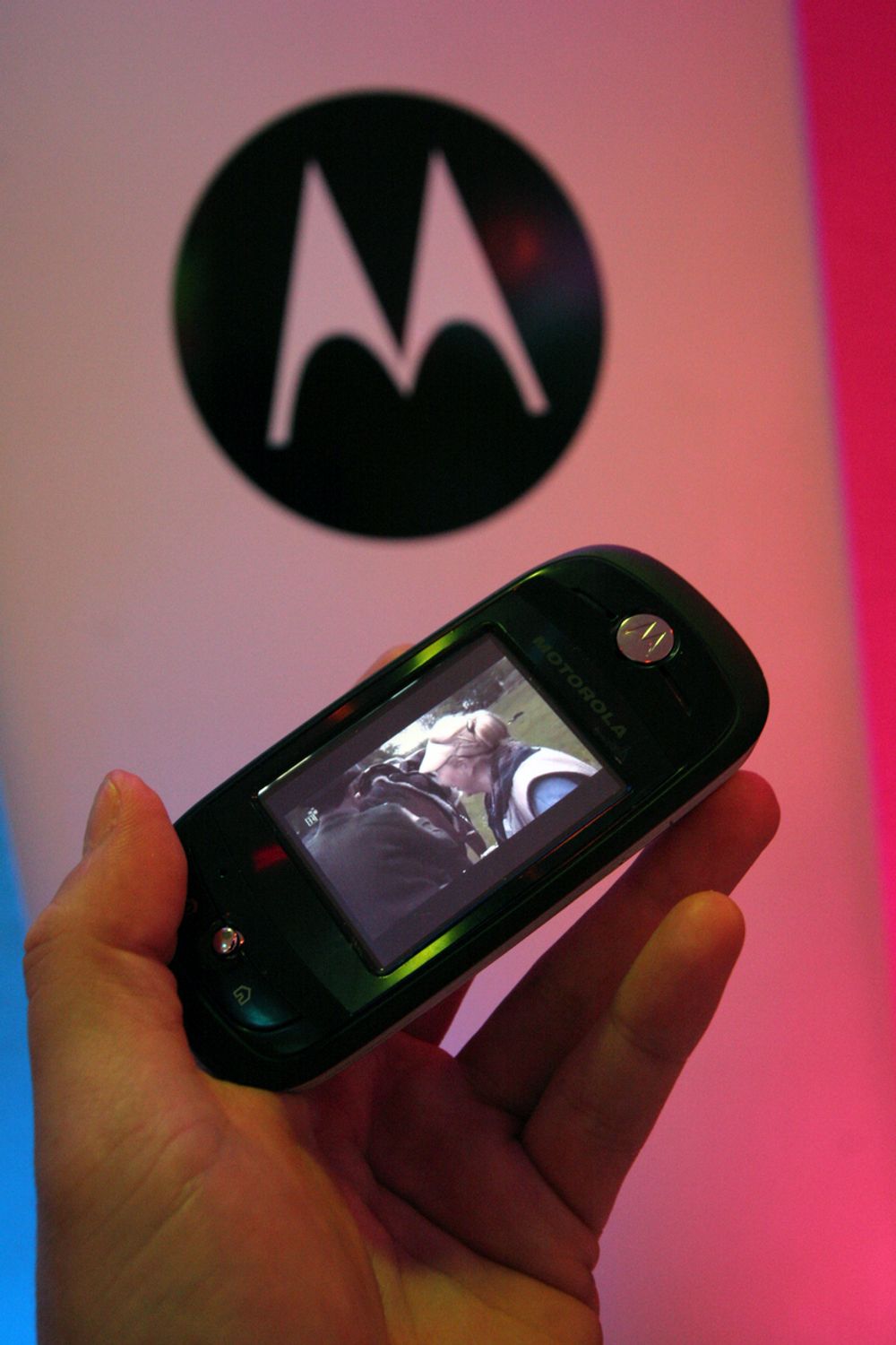 HEMMELIG: Her ser du Motorolas prototype for en ny type mobilvideotelefoni. Utviklerne sier til teknisk Ukeblad at sluttresultatet, det du kan kjøpe i butikken, vil se annerledes ut, samt at den kommende 3G-mobilen vil være betydelig slankere.