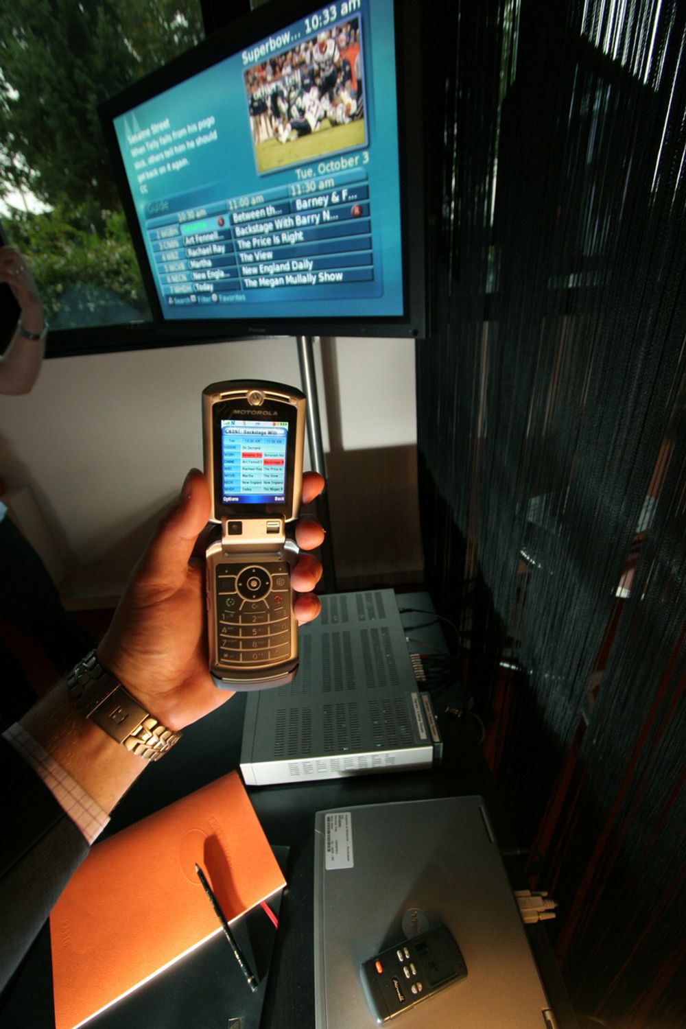 BLIR FJERNKONTROLL: 3G-mobilen din vil snart bli fjernkontroll for TV-en. Bestem hva du vil se på mobilen, send det over til TV-en, og den viser programmene du har forhåndsbestemt etter dine interessefelt og hobbyer. Motorola regner med at dette vil bli kommersialisert allerede neste år.
