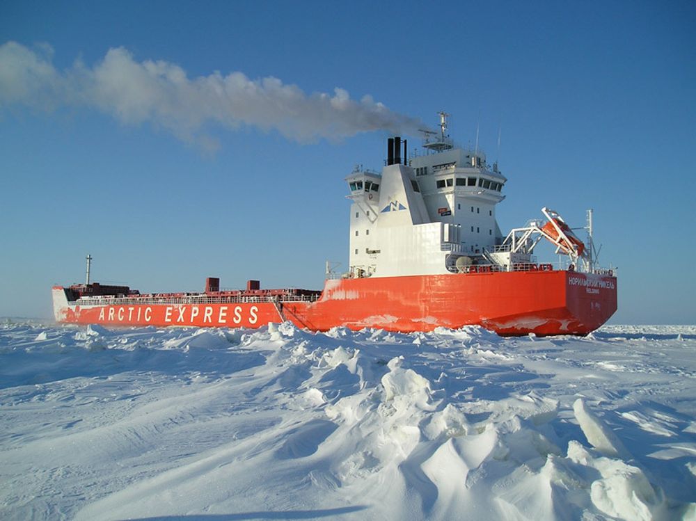 I DRIVISEN: M/S Norilsk bakker i 3,5 knop gjennom drivisen i Karahavet.