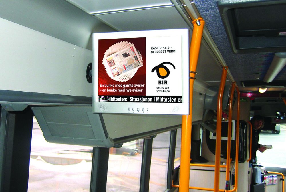 RETT PÅ SKJERMEN:
Mange norsk busspassasjerer får ferske nyheter i bussen med reklame på kjøpet. Foto SBS
