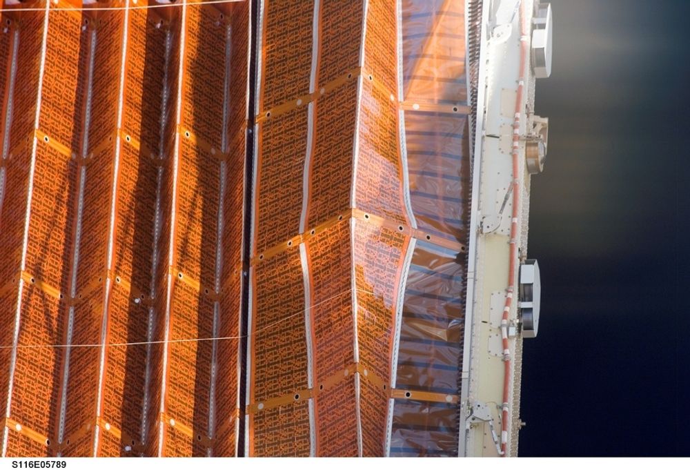 BULK: Dette bildet viser bulken som oppstod da solcellepanelet på ISS først ble forsøkt rullet inn forrige uke. Bulken ble rettet ut når panelet ble senket igjen, men en ny innrullering er umulig før Fuglesang har gjort kveldens jobb.