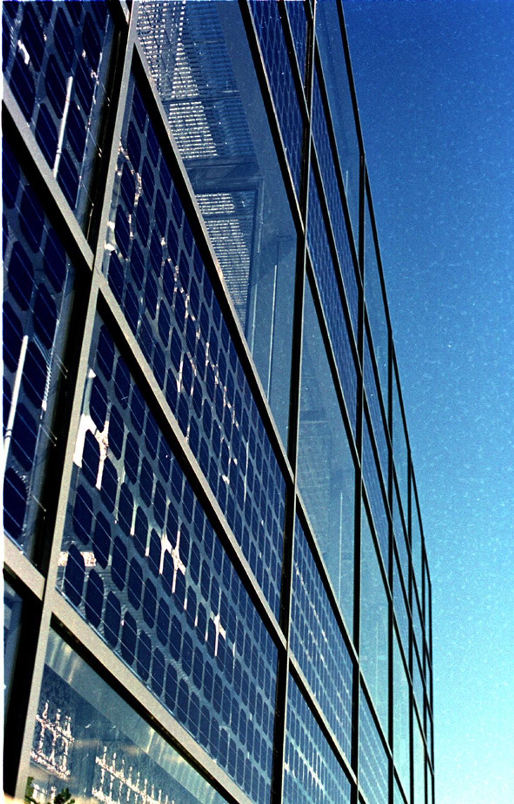 BILLIGERE: Solceller integrert i bygningsfasader, som her på Elektrobygget
på NTNU, kan bli enda mer aktuelt når solcellepanelene blir billigere og billigere.