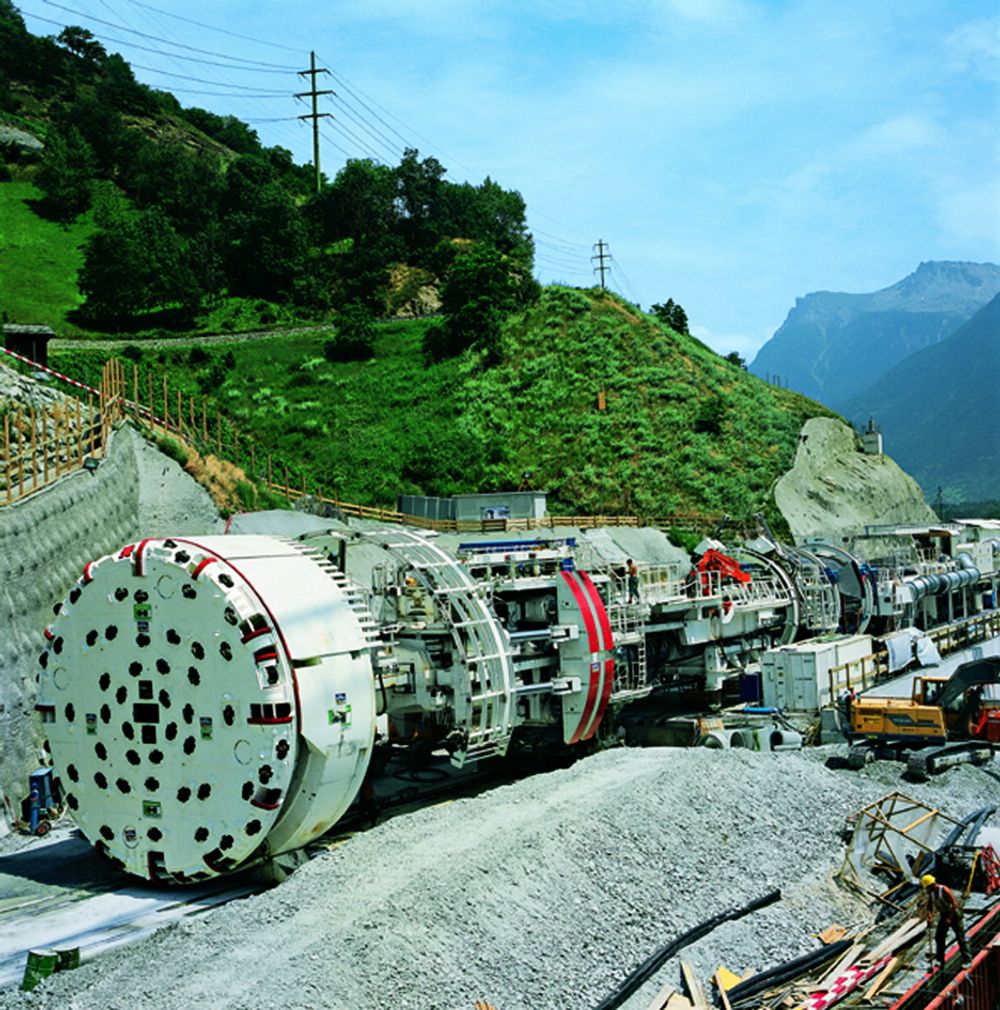 Det sveitsiske selskapet Herrenknecht har bygget denne tunnelboremaskinen med diameter 9,43 m for en tunnel i Sveits.