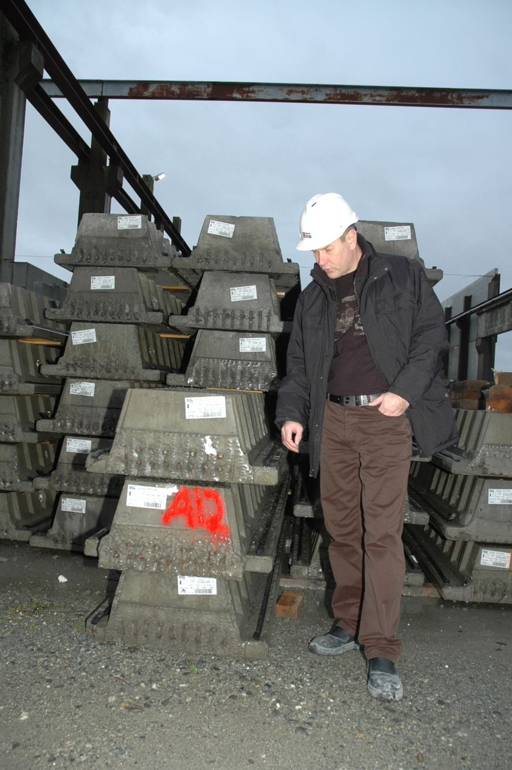 Salgssjef Jan Arvid Johansen viser frem egenutviklete betongbjelker som er tynnere enn tradisjonelle og som kun har 60 mm oppleggshøyde. De har også god brannotstand. Bidet tatt i oktober 2005 på Klepp i Rogaland.