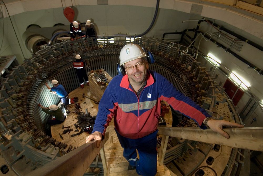 NY DRIFT: Kraftverksjef Karl Svein Thorrud håper at generatoren skal være klar for ny drift i slutten av mars. I bakgrunnen demonteres viklingene for å kunne skifte ut transformatorblikk.FOTO: KNUT STRØM