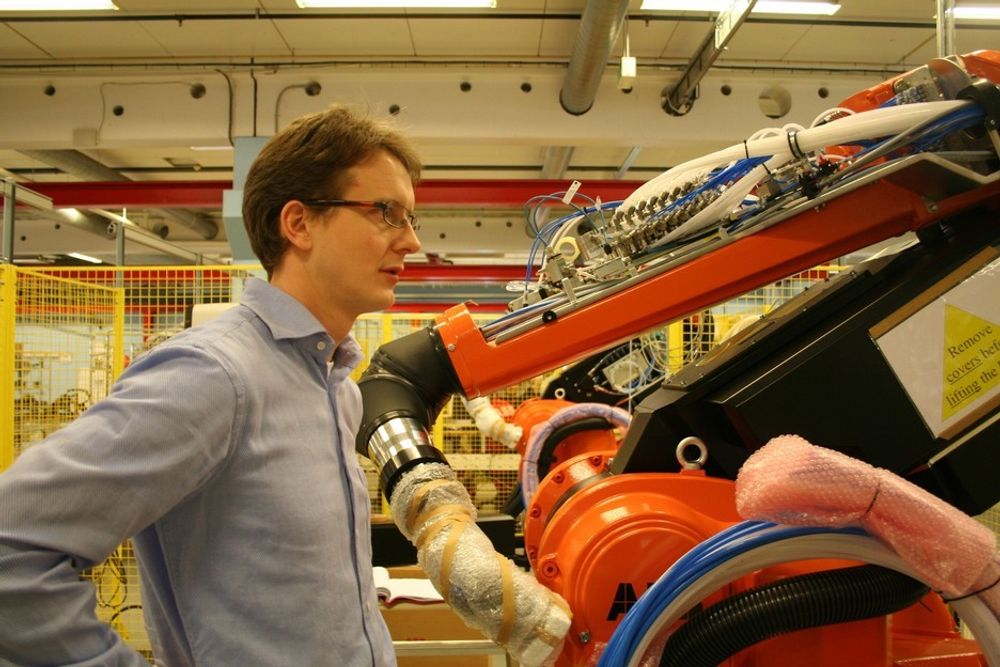 Leder omstillingen: Gisle Bryne (32) har ansvaret for effektiviseringen ved ABBS robotfabrikk.