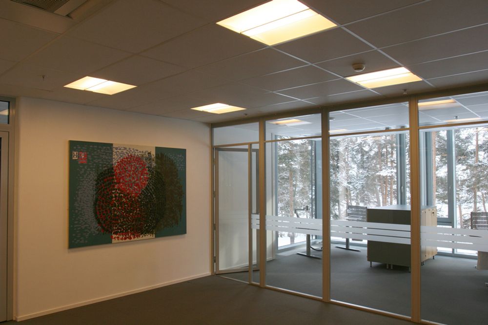 KUNST: I bygget er det utplassert kunst fra Hydros samling. Bildet på veggen er laget av Sverre Wyller.FOTO: ELIASSEN OG LAMBERTZ-NILSSEN ARKITEKTER