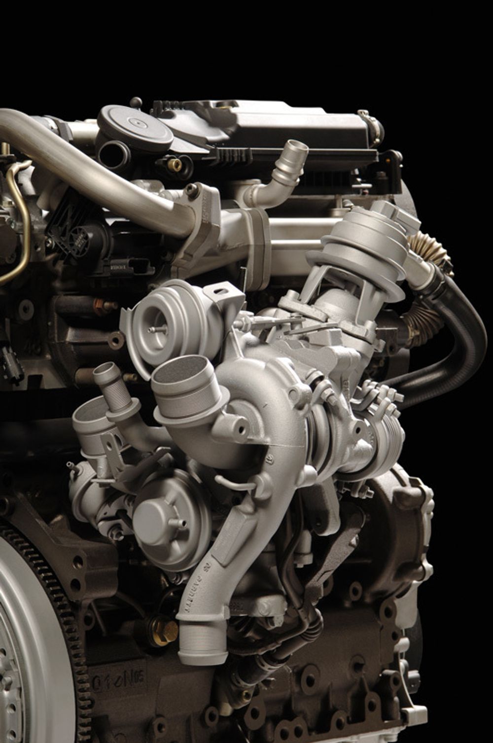 BITURBO: PSA/Fords nye 2,2 liters dieselmotor har to turboer som arbeider i sekvens. Det gir renere forbrenning og høyt moment (370 Nm). Litereffekten er hele 77,3 hk. Før var dette høyt t.o.m. i trimmede bensinmotorer.