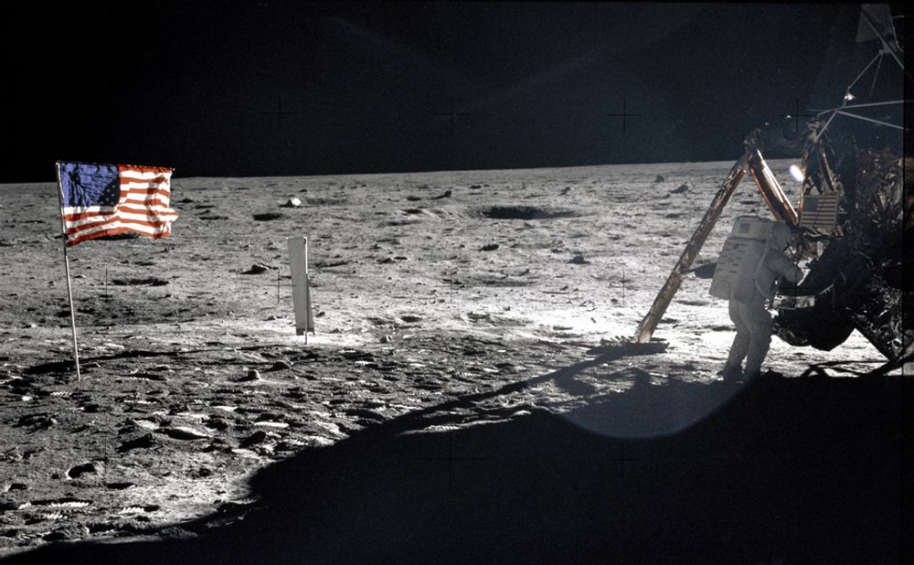 TOK TID: - Dørene på romfartøyet var så trange at det bare så vidt var plass til å få lirket oss gjennom. Vi brukte tre timer fra vi begynte å ta på oss romdraktene til vi kom oss ut på månen, sier Armstrong.