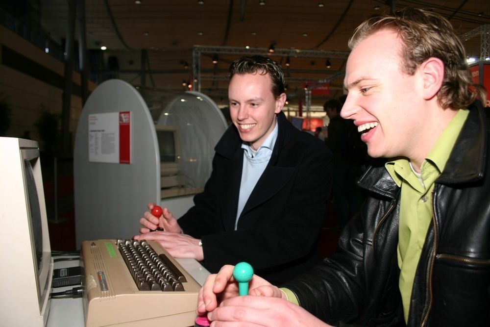 ENTUSIASTISK: Grydo Stemerding og Steven Korremans fra Holland valgte å spille på den gamle Commodore 64- maskinen, selv om Xbox 360-maskiner sto rett ved siden av.