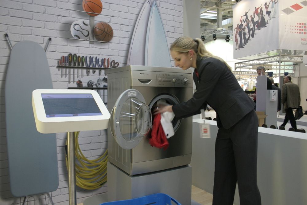 UNNGÅ ROSA KLÆR: I fremtiden kan også vaskemaskinen gi deg vaskeråd ved hjelp av RFID-klærne kan gi beskjed til maskinen om hvordan de skal vaskes. Blander du rødt og hvit vil alarmen automatisk gå på.
