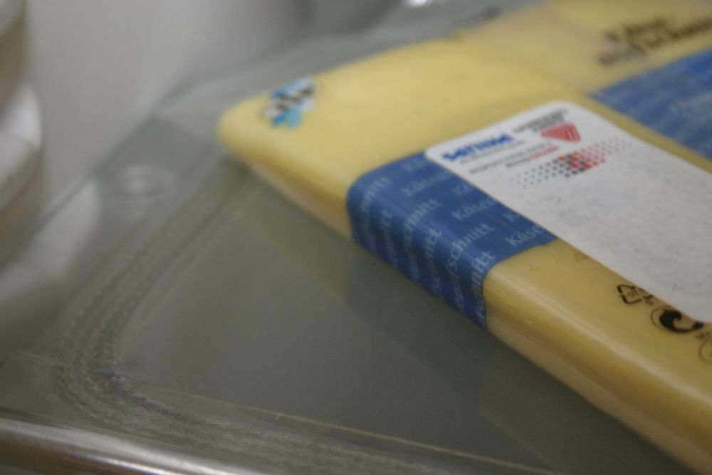 ANTENNE I KJØLESKAP: Slik kan kjøleskaphyllen din se ut. Antennetråder er innebygd i hyllen. På osten er en RFID-brikke. Kjøleskapet har hele tiden kontroll på om osten er holdbar eller ikke.