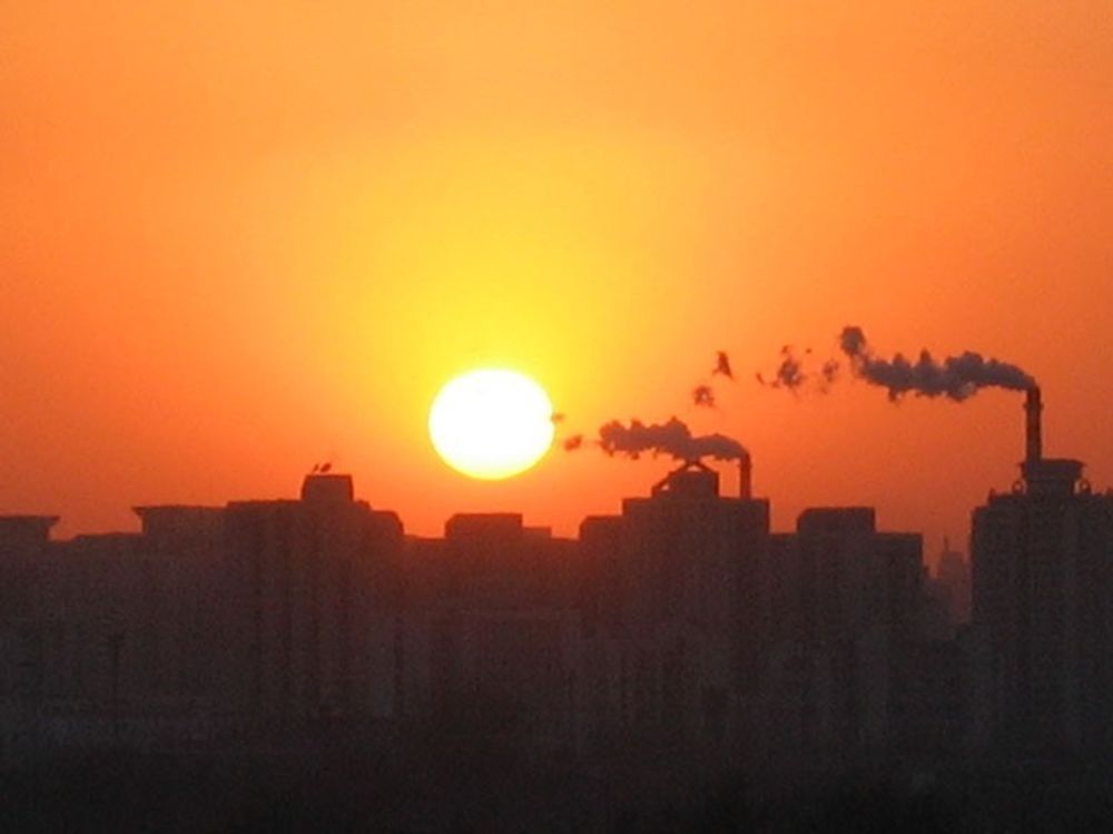 Solnedgang over Beijings skyline en vinterdag i 2006.