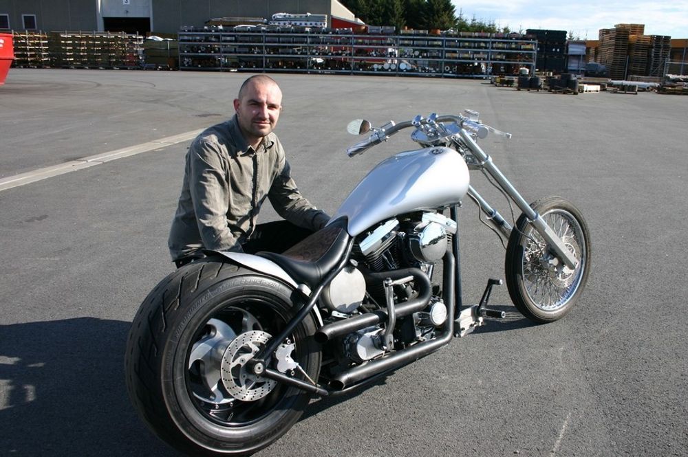 Arnulf Bye med sin selvbygde Harley Davidson.