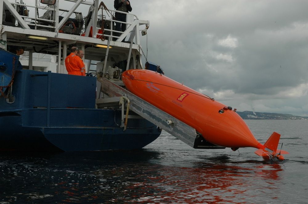 SJØSETTING: AUV Hugin sjøsjettes og heise om bord hved hjelp av dette apparatet.