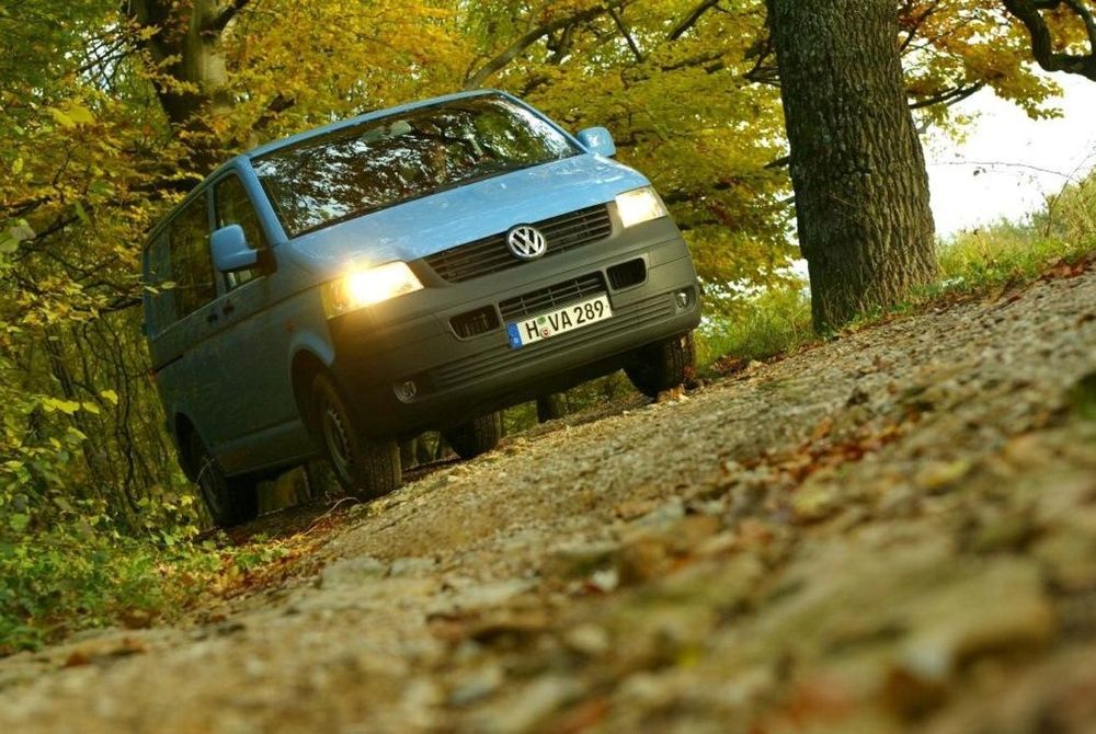 FÅR LOV: Om du absolutt skal kjøre minibuss i skogen - og dessuten får lov til det - kan en VW Caravelle være tingen. Oppstrammet 4WD-teknikk gir enda mer trekkraft enn før. FOTO: VW