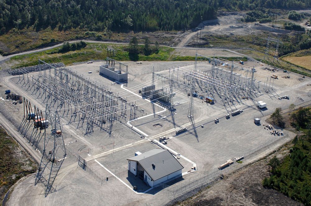 SAMARBEID: Fræna transformatorstasjon er bygd i samarbeid med Istad Nett. Stasjonen består både av et 420 kV og et 132 kV apparatanlegg.FOTO: HYDR0/LEREN