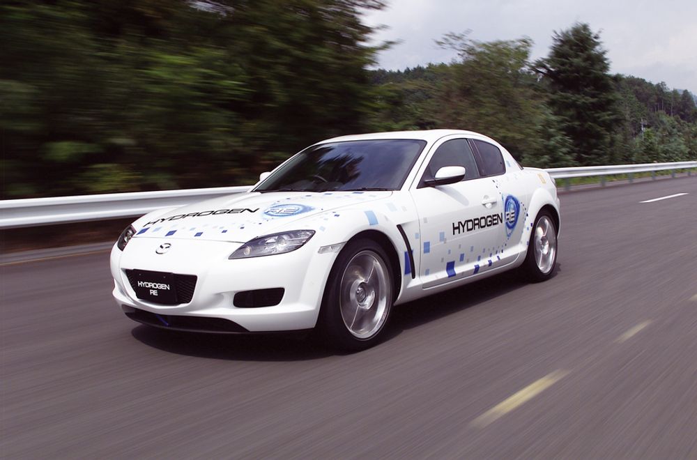 Mazda RX-8 Hydrogen RE får ikke plass til annet enn en hydrogentank i bagasjerommet, og må fylle tanken for hver tiende mil. Men tøff er den.