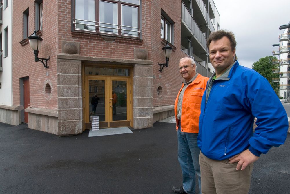 GJENBRUK: Arne Linja (til venstre) og Ragnar Skagen utenfor parkhuset eller  gjenbrukshuset som det også kalles. Ved inngangspartiet er det brukt granitt fra det gamle sykehuset, og den røde steinen er laget av oppskummet, gjenbrukt glass. Lampene er også gjenbrukt.