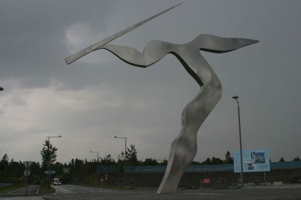 NY STATUE: Kunstneren Kåre Grovens "Kast" er plassert sør på Nye Fornebu, og skal illustrere minnet om flyplassen.