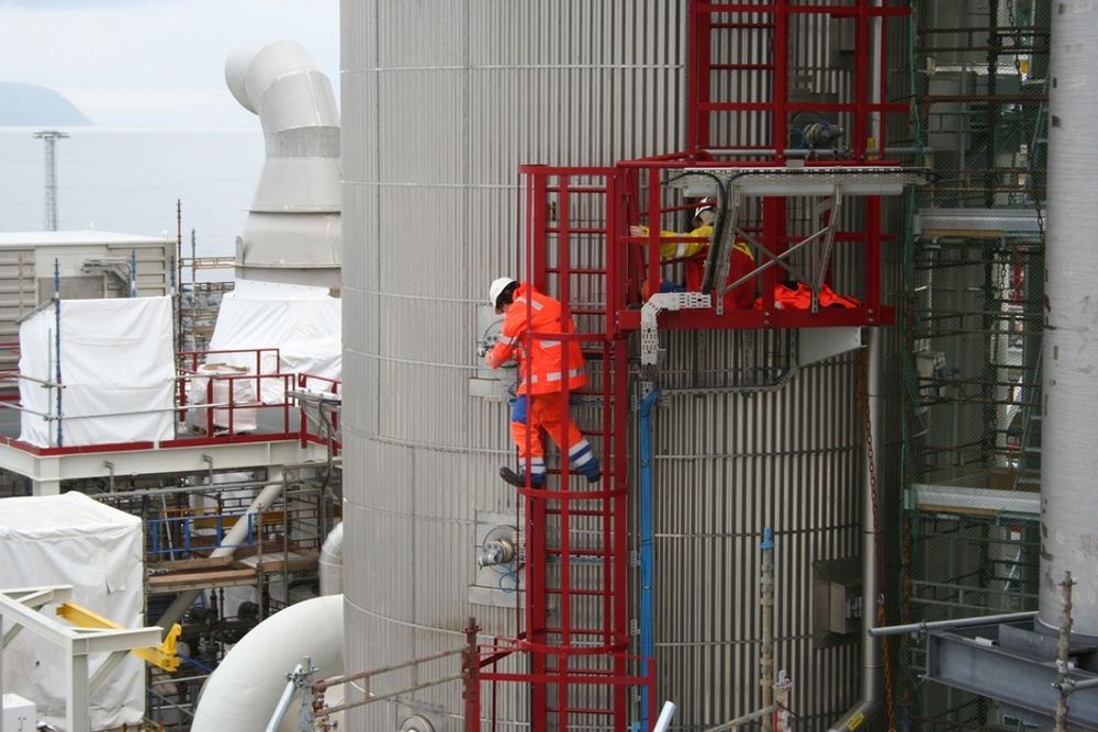 Høyt henger de: Arbeiderne på LNG-anlegget til Snøhvit på melkøya er ikke skuggeredde. verken vær eller høyder avskrekker dem.