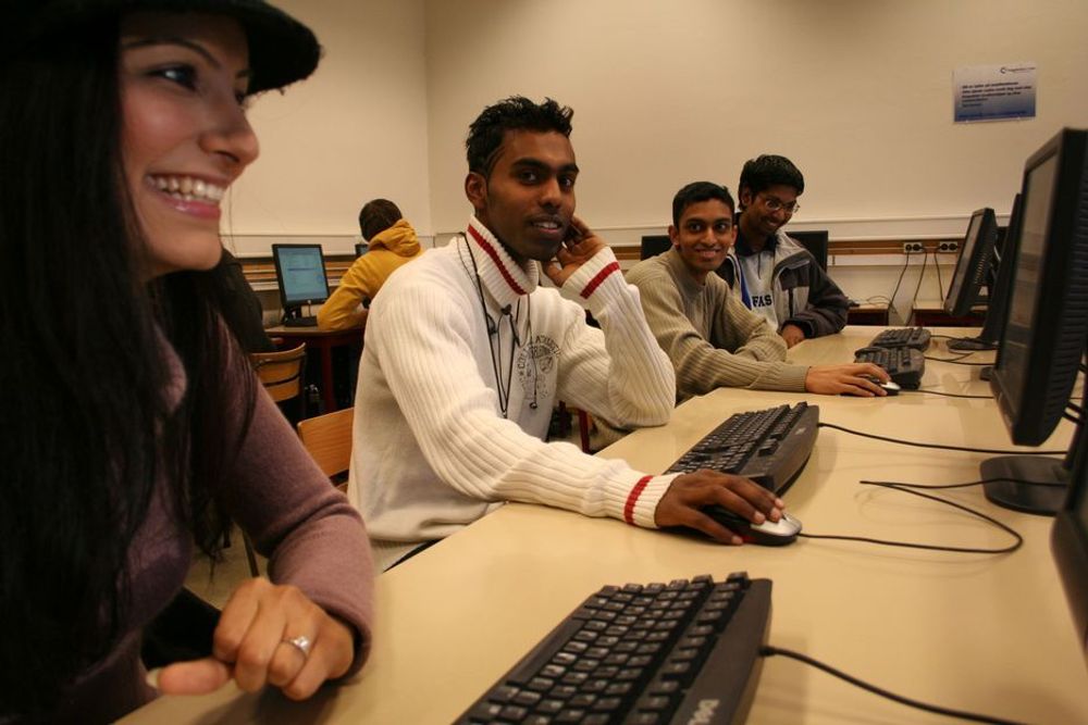 Det skal bli lettere for disse ingeniørstudentene å komme ut i arbeidslivet etter eksamen. Arooj Ahmed, Vimel Vijayarajah, Neethiwarman Rasalingam og S. Pragas studerer data ved ingeniørstudiet dev Høgskolen i Oslo.