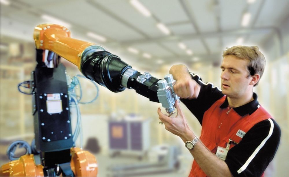 Menneskelig og manuell sammenstilling av roboter ved ABB Bryne. ABB robotics