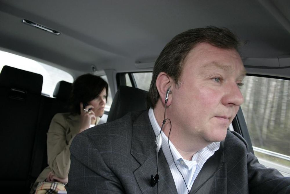 SOM SJÅFØR: Administrerende direktør i Ementor kjører mens salgsdirektør Inger Lise Sannes deltar på telefonkonferanse i baksetet.
