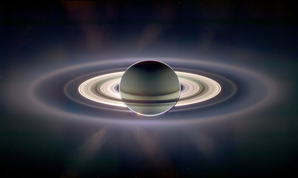 STORT SYN: Enorme Saturn skjulte Cassini fra solens blendende lys, og gjorde det mulig for romsonden å se planetens ringer bedre enn noen gang tidligere.