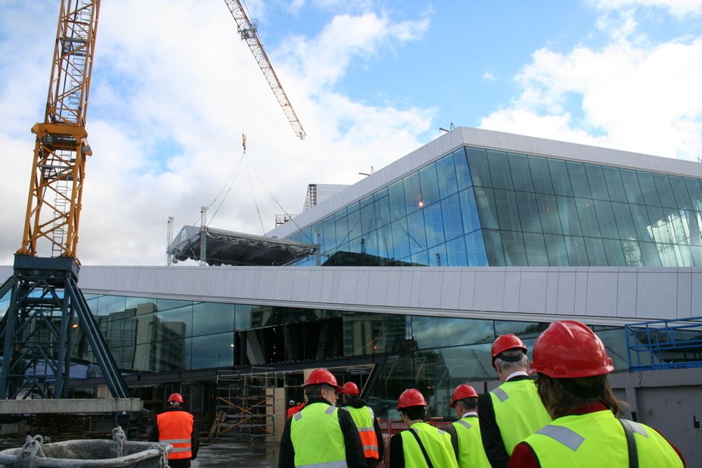 Operahuset skal stå ferdig i desember 2007, og åpningsforestillingen i det nye operahuset finner sted 12. april 2008.