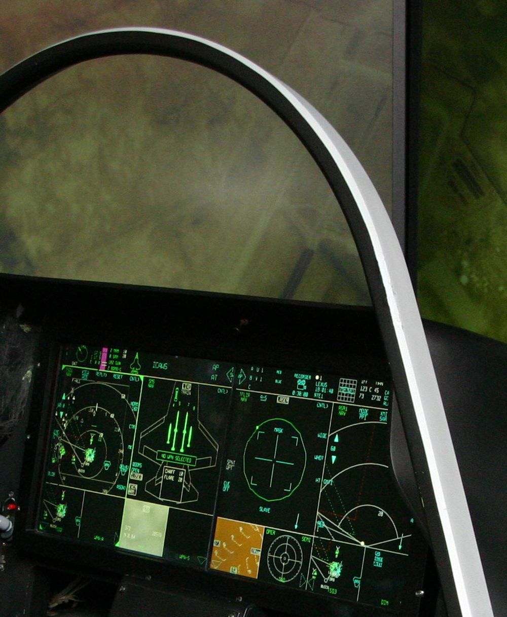 Skjermene i cockpiten kan splittes opp i større og mindre vinduer alt etter hvilken informasjon som ønskes.