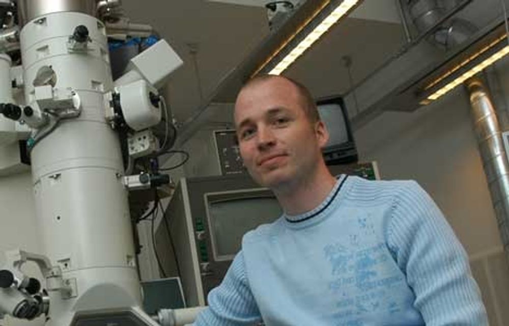 FLAGGSKIP: Dette mikroskopet, et feltemisjons TEM, er det nye Gemini-senterets flaggskip, sier forsker Bjørn Steinar Tanem, Sintef.