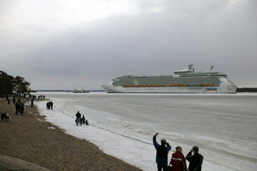 Finnenen gikk mann av huse i Åbo-området for å se verdens (hittil) største cruiseskip forlate finsk farvann våren 2006.