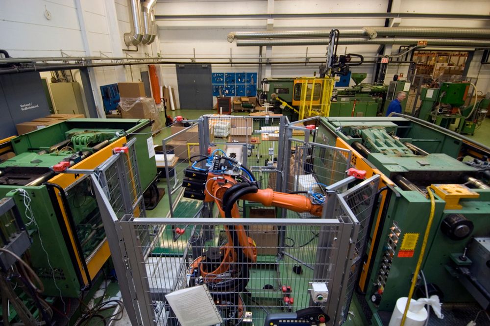 ROBOT: En seksakslet robot flytter plastdelen mellom støpemaskinene. I tillegg kan roboten også brukes til etterarbeider og pakking.