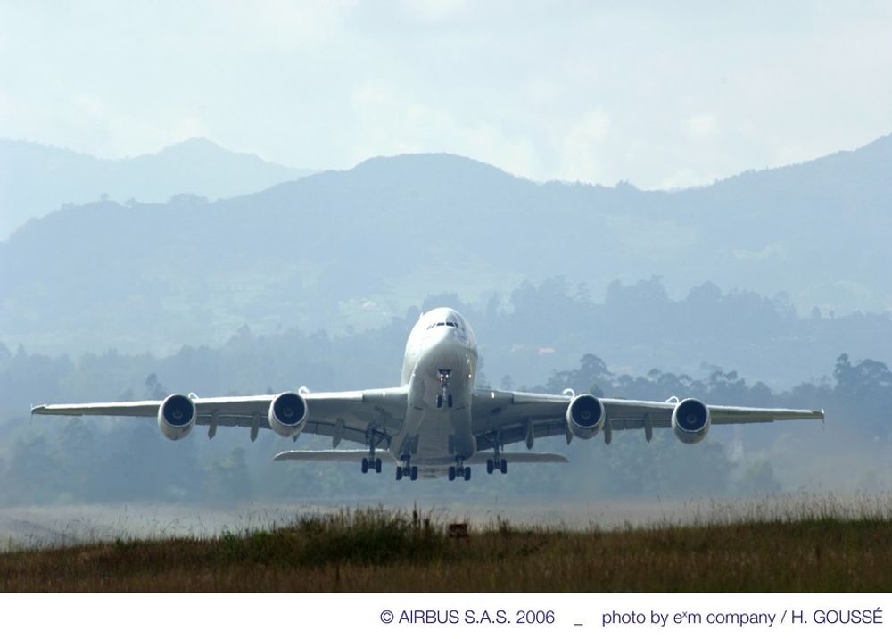 Det ble også testet hvordan A380 takler landing og take-off i tynn og varm luft. I Medillin i Colombia oppførte alle systemer seg normalt i 15 varmegrader og 7000 fots høyde.