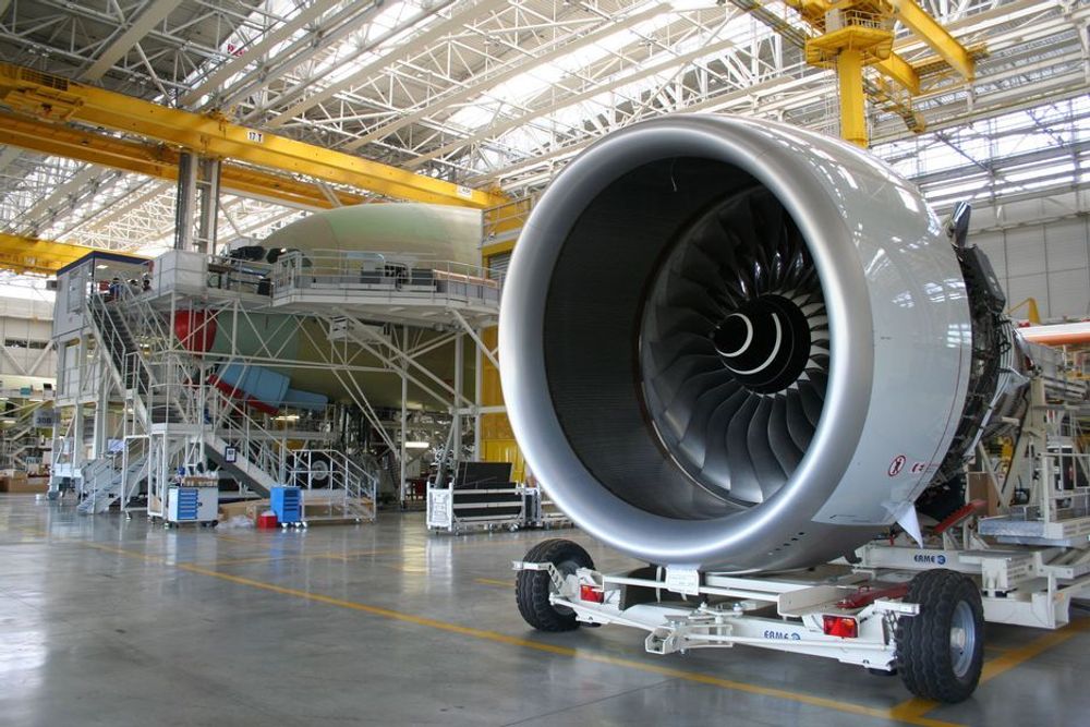 Motorer: 4 × 311 kN turbofanmotorer,
A380 leveres med Rolls-Royce Trent 900 eller
4 × 340 kN Engine Alliance GP7200 motorer.