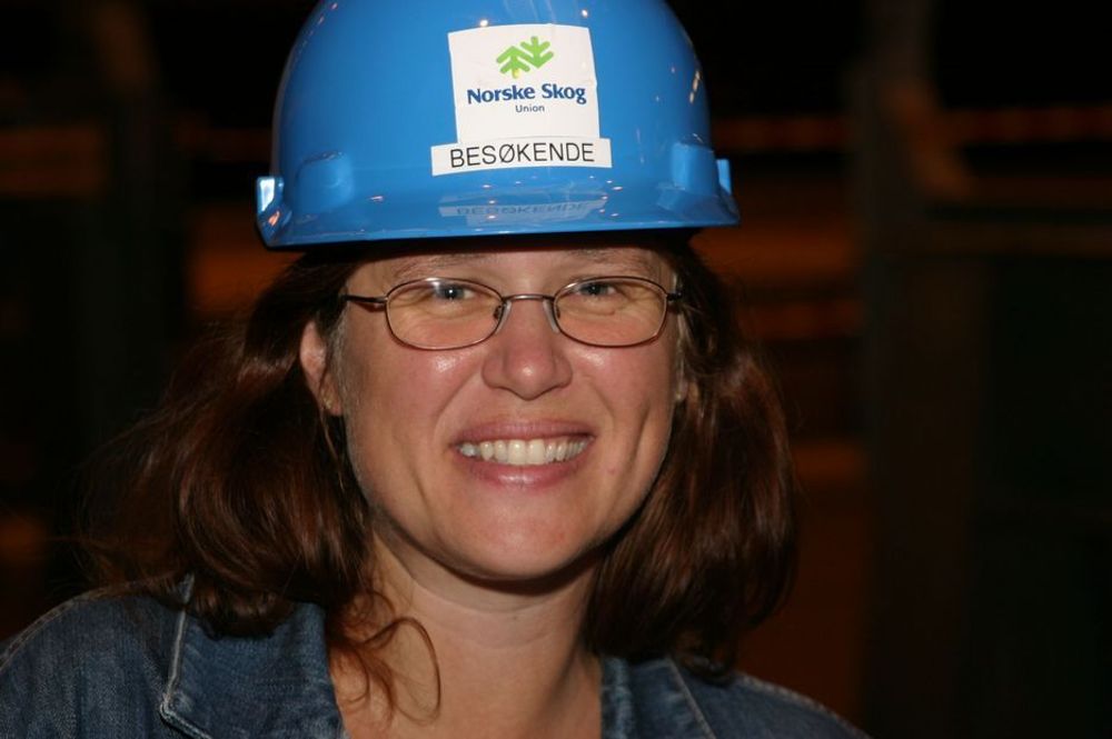 HJELMEN PÅ: - Det er viktig å ha på hjelmen så lenge jeg er inne i fabrikken, synes fortsatt Ellen Bergland.