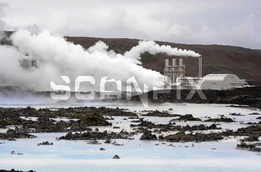 Bildenummer:
sp9cdd28 
Overskrift:
Kraftværk fjernvarme damp vanddamp overskudsvarme fabrik vand 
Caption:
Kraftværket ved Den blå Lagune leverer fjernvarme og el til Reykjavik (power station, The Blue Lagoon, Island, Iceland).
