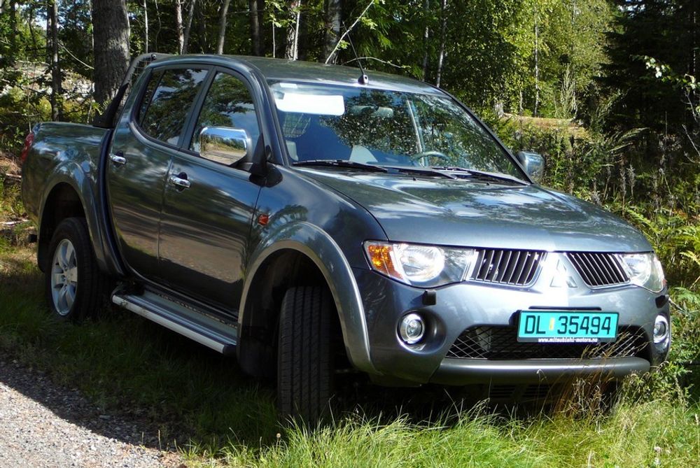 TERRENGBIL: Mitsubishis nye pickup L200 er primært designet for USA og leveres som toseters singel Cab med ekstra langt lasteplan, toseters Club Cab med ekstra oppbevaringsplass bak baksetene (grønne skilt), og som fireseters Club Cab.