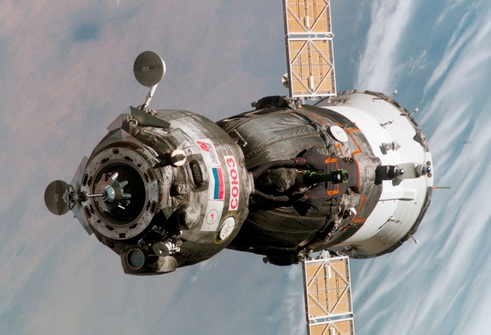 SOJUS: Den russiske Sojus TMA har lenge hatt ansvaret for å forsyne romstasjonen ISS med mannskap. Dens kommende ferd er utsatt til 18.9. pga. amerikanernes trøbbel og værutsettelser for romfergen Atlantis. I Sojus TMA-9 skal verdens første kvinnelige romturist opp.