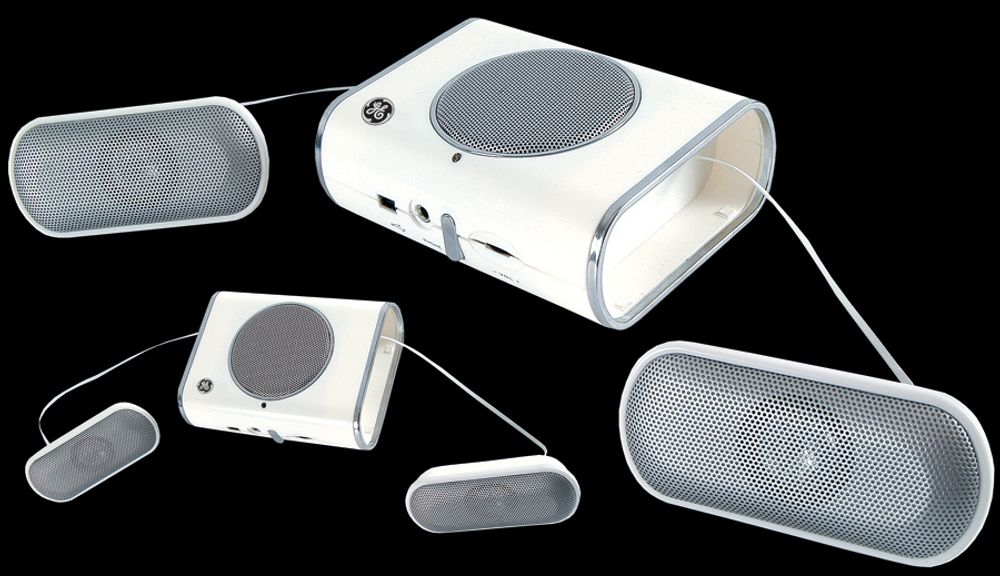 Mobile høyttalere med digital surround-lyd, med spoleledninger og veske m.m. fra Jasco Products Company. Produktet heter GE Mobile 2.1 Speaker (GE98904).