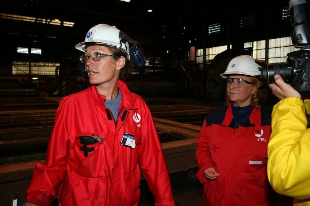 Hydro Aluminium, Årdal. Lene Navestad Solli (t.h), leder av Technology and Competence og medlem av Aluminium Metals ledergruppe.