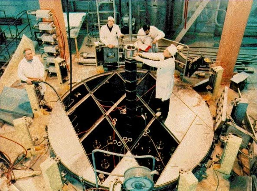 Russiske ingeniører som installerer en VVER-reaktor.