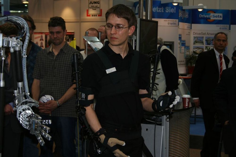 Festo ga publikum mulighet til å styre en robothånd.